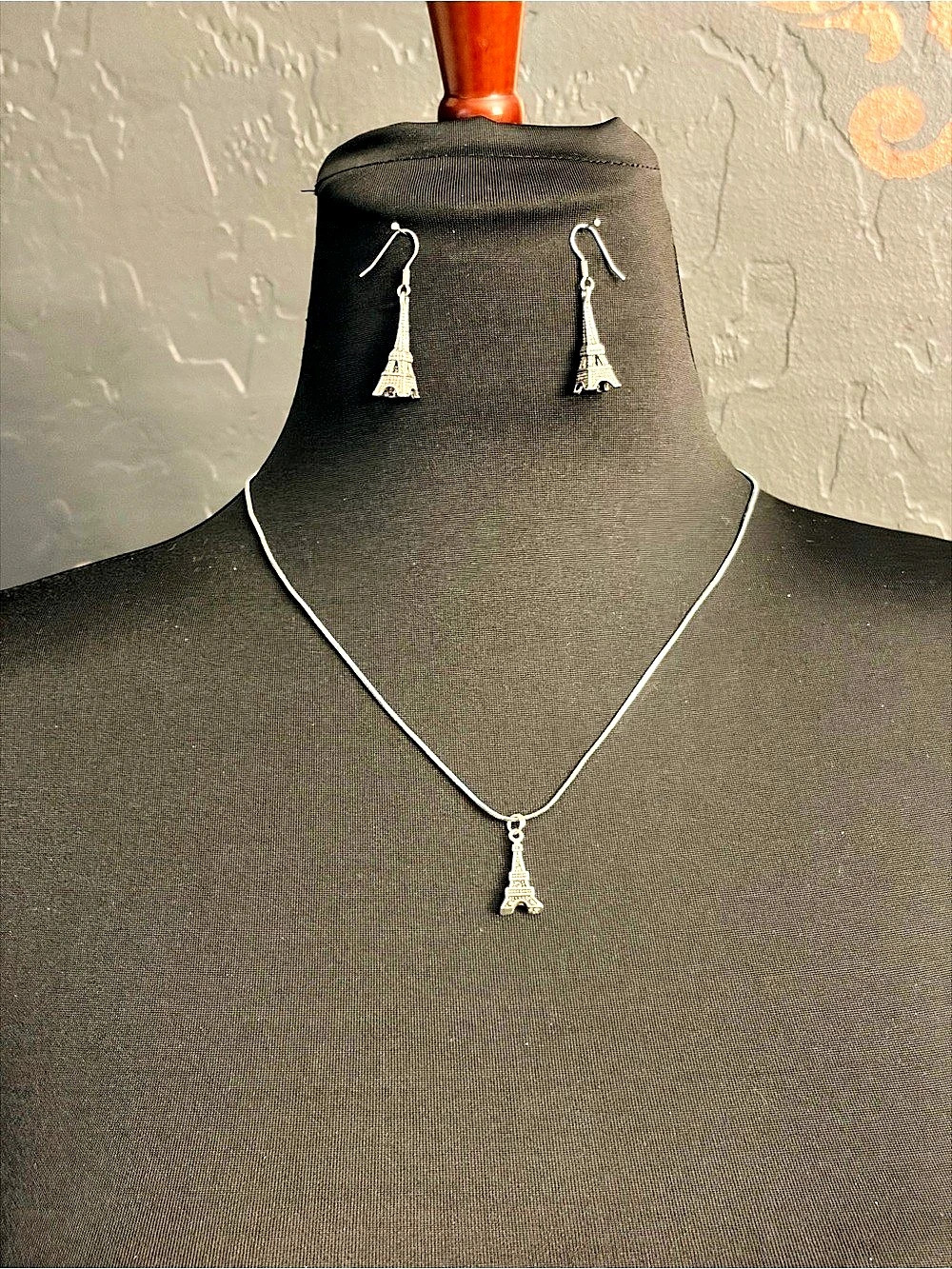 Eiffel Tower Jewelry Set in Silver Like New
